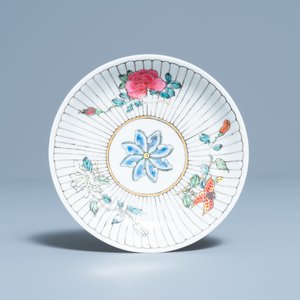 Een Chinese famille rose kop en schotel met floraal decor, Yongzheng — foto 2