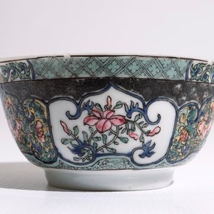 Een Chinese famille rose kop en schotel met floraal decor, Yongzheng — foto 5