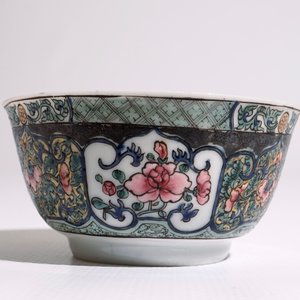 Een Chinese famille rose kop en schotel met floraal decor, Yongzheng — foto 6