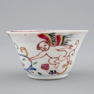 Een Chinese famille rose kop en schotel met gevleugelde putti, Yongzheng/Qianlong, 18e eeuw — foto 7