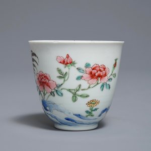 Een Chinese famille rose kop en schotel met hanen, Yongzheng — foto 7