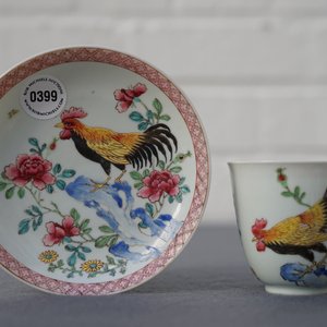 Een Chinese famille rose kop en schotel met hanen, Yongzheng — foto 10