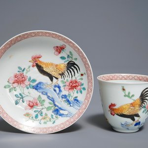 Een Chinese famille rose kop en schotel met hanen, Yongzheng — foto 1