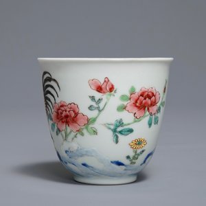Een Chinese famille rose kop en schotel met hanen, Yongzheng — foto 7
