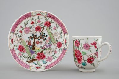 Een Chinese famille rose kop en schotel met herten, Yongzheng/Qianlong