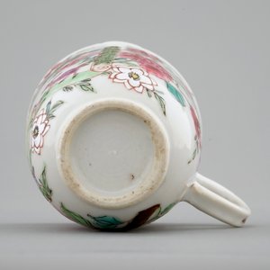 Een Chinese famille rose kop en schotel met herten, Yongzheng/Qianlong — foto 5