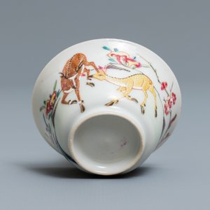 Een Chinese famille rose kop en schotel met herten, Yongzheng — foto 9