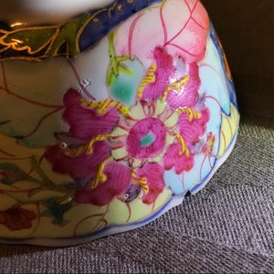 Een Chinese famille rose kop en schotel met mandarijns decor en twee losse koppen, Yongzheng/Qianlong — foto 17