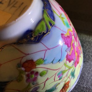 Een Chinese famille rose kop en schotel met mandarijns decor en twee losse koppen, Yongzheng/Qianlong — foto 18