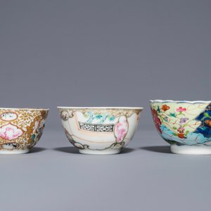 Een Chinese famille rose kop en schotel met mandarijns decor en twee losse koppen, Yongzheng/Qianlong — foto 5