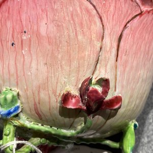 Een Chinese famille rose kop en schotel met reliëfdecor en een grote 'magnolia' kop, Yongzheng — foto 11
