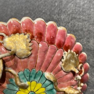 Een Chinese famille rose kop en schotel met reliëfdecor en een grote 'magnolia' kop, Yongzheng — foto 19