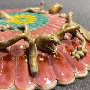 Een Chinese famille rose kop en schotel met reliëfdecor en een grote 'magnolia' kop, Yongzheng — foto 23