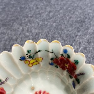 Een Chinese famille rose kop en schotel met reliëfdecor en een grote 'magnolia' kop, Yongzheng — foto 24