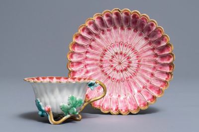 Een Chinese famille rose kop en schotel met reliëfdecor in lotusvorm, Yongzheng