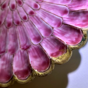 Een Chinese famille rose kop en schotel met reliëfdecor in lotusvorm, Yongzheng — foto 21