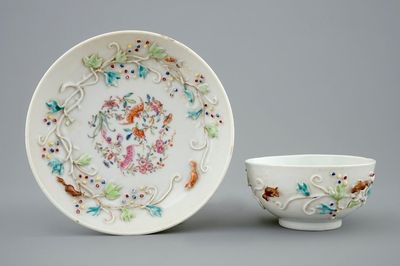 Een Chinese famille rose kop en schotel met reliëfdecor van eekhoorns, Yongzheng, 1723-1735