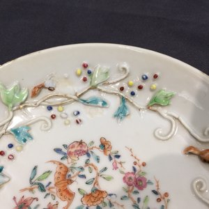 Een Chinese famille rose kop en schotel met reliëfdecor van eekhoorns, Yongzheng, 1723-1735 — foto 12