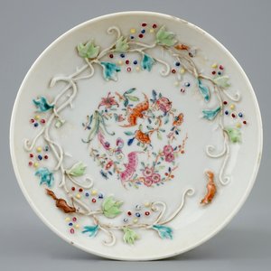 Een Chinese famille rose kop en schotel met reliëfdecor van eekhoorns, Yongzheng, 1723-1735 — foto 2