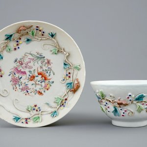 Een Chinese famille rose kop en schotel met reliëfdecor van eekhoorns, Yongzheng, 1723-1735 — foto 1
