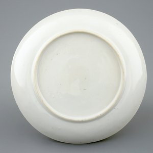 Een Chinese famille rose kop en schotel met reliëfdecor van eekhoorns, Yongzheng, 1723-1735 — foto 3