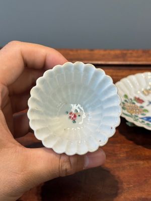 Een Chinese famille rose kop en schotel met reliëfdecor, Yongzheng — foto 2