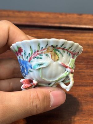 Een Chinese famille rose kop en schotel met reliëfdecor, Yongzheng — foto 5