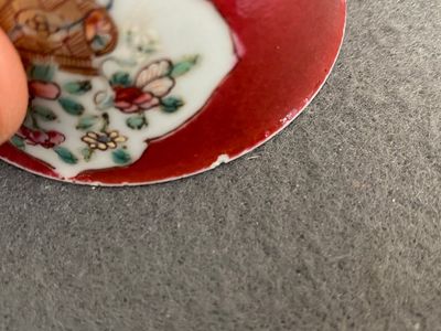 Een Chinese famille rose kop en schotel met robijnrode fondkleur, Yongzheng — foto 11