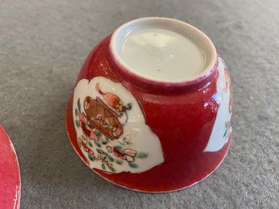 Een Chinese famille rose kop en schotel met robijnrode fondkleur, Yongzheng — foto 3