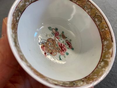 Een Chinese famille rose kop en schotel met robijnrode fondkleur, Yongzheng — foto 7