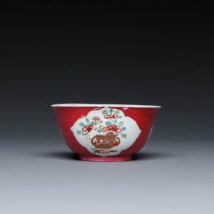 Een Chinese famille rose kop en schotel met robijnrode fondkleur, Yongzheng — foto 5