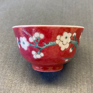 Een Chinese famille rose kop en schotel met robijnrode fondkleur, Yongzheng — foto 15