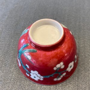 Een Chinese famille rose kop en schotel met robijnrode fondkleur, Yongzheng — foto 17
