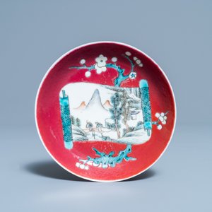 Een Chinese famille rose kop en schotel met robijnrode fondkleur, Yongzheng — foto 2