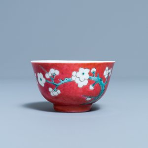 Een Chinese famille rose kop en schotel met robijnrode fondkleur, Yongzheng — foto 6