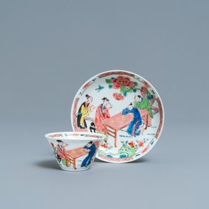 Een Chinese famille rose kop en schotel met theedrinkers, Yongzheng/Qianlong — foto 1
