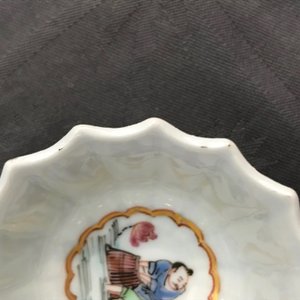 Een Chinese famille rose kop en schotel met vissers, Yongzheng — foto 11