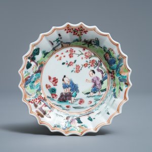 Een Chinese famille rose kop en schotel met vissers, Yongzheng — foto 2