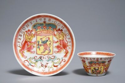 Een Chinese famille rose kop en schotel met VOC-wapen, gedat. 1728, Yongzheng