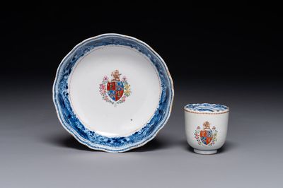 Een Chinese famille rose kop en schotel met wapendecor, Qianlong — foto 1