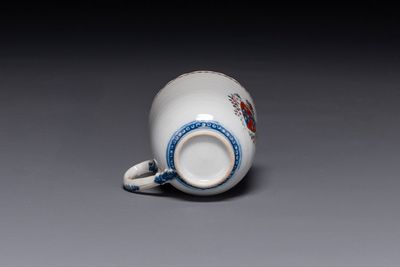 Een Chinese famille rose kop en schotel met wapendecor, Qianlong — foto 5
