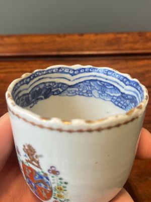 Een Chinese famille rose kop en schotel met wapendecor, Qianlong — foto 10