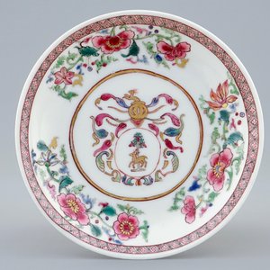 Een Chinese famille rose kop en schotel met wapendecor, Yongzheng/Qianlong — foto 2