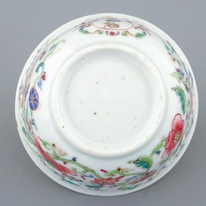 Een Chinese famille rose kop en schotel met wapendecor, Yongzheng/Qianlong — foto 5