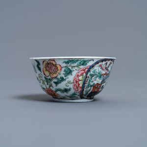 Een Chinese famille rose kop en schotel met wapendecor, Yongzheng — foto 7