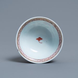 Een Chinese famille rose kop en schotel met wapendecor, Yongzheng — foto 8