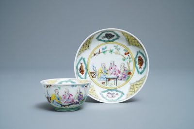 Een Chinese famille rose kop en schotel naar Cornelis Pronk, 'De doktersvisite aan de keizer', Qianlong