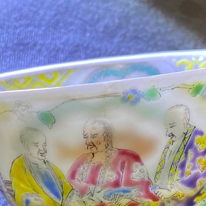 Een Chinese famille rose kop en schotel naar Cornelis Pronk, 'De doktersvisite aan de keizer', Qianlong — foto 12