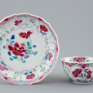 Een Chinese famille rose kop en schotel, Qianlong, 18e eeuw — foto 1
