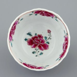 Een Chinese famille rose kop en schotel, Qianlong, 18e eeuw — foto 4